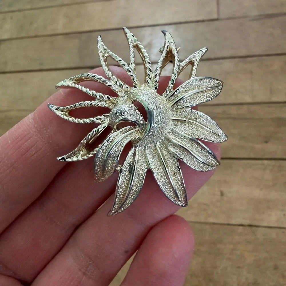 Vtg Sarah Coventry Silver Tone Sunburst Brooch‎ 60s Textured  Pin Statement MCM
